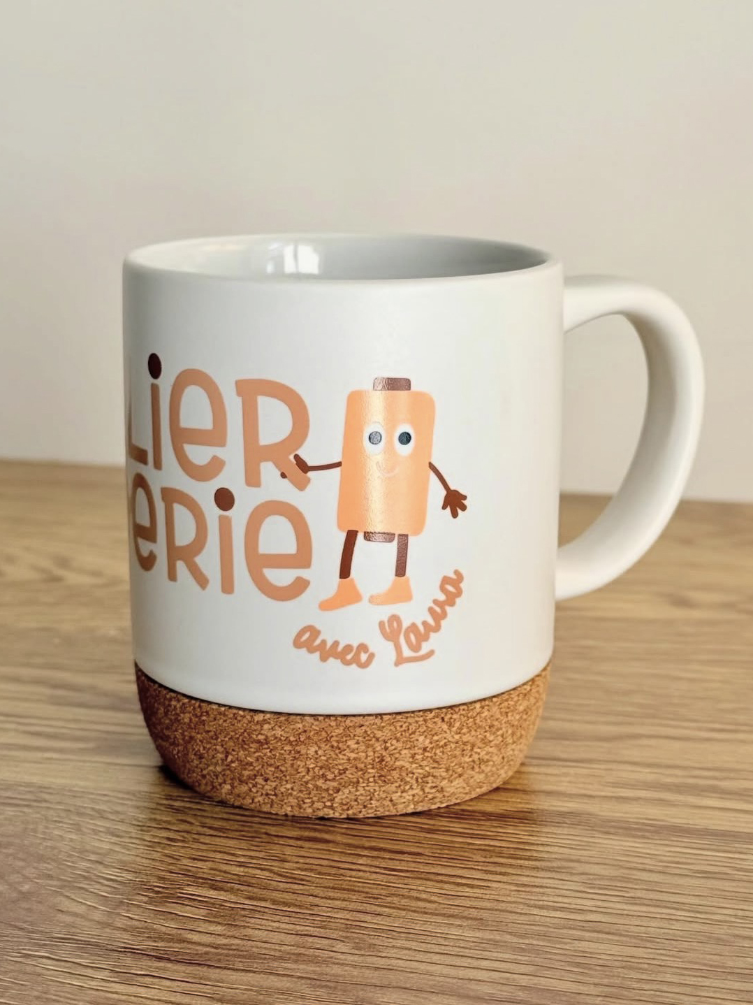Personnalisation de goodies et objets pour les professionnels : mug - L'atelier broderie avec Laura
