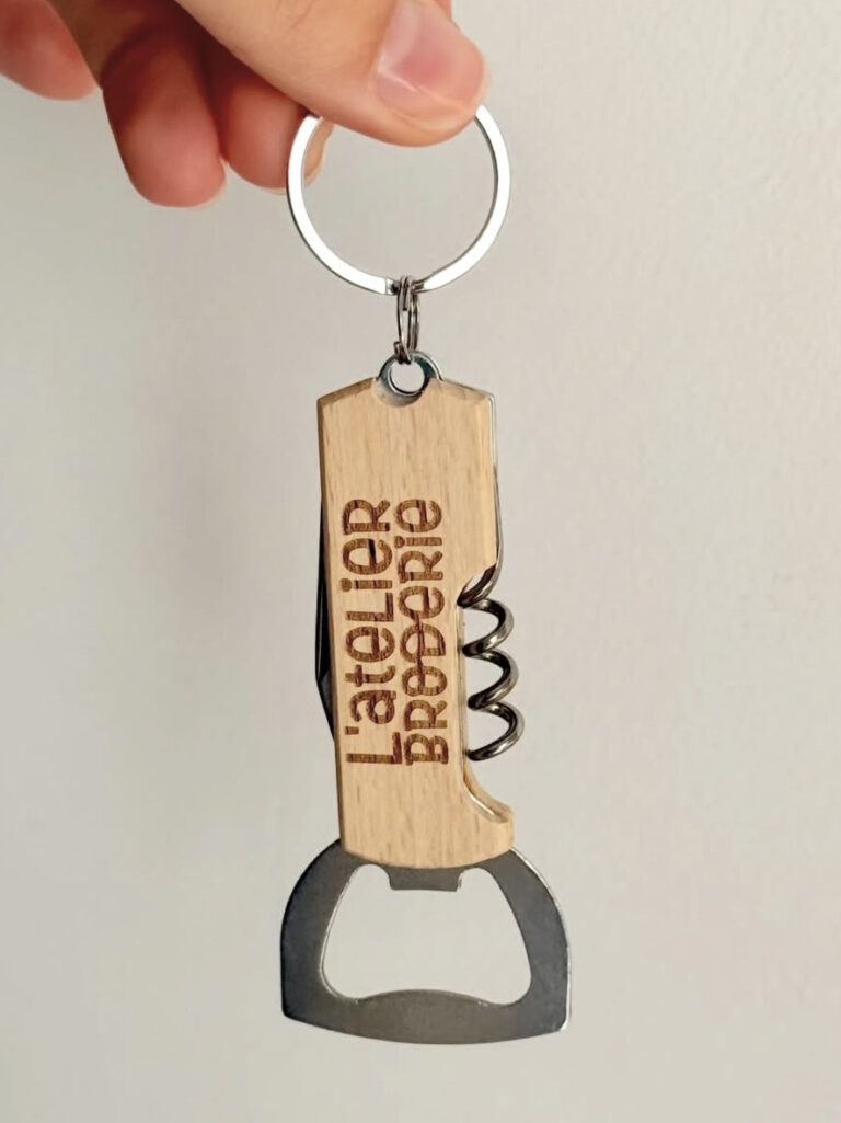 Personnalisation de goodies et objets pour les professionnels : porte-clés et décapsuleur - L'atelier broderie avec Laura