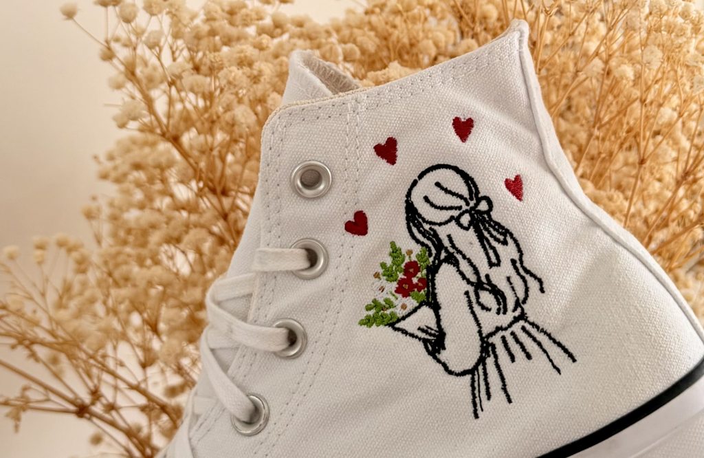 Baskets Personnalisées avec la broderie d'une petite fille avec bouquet de fleurs