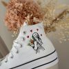Baskets Personnalisées avec la broderie d'une petite fille avec bouquet de fleurs