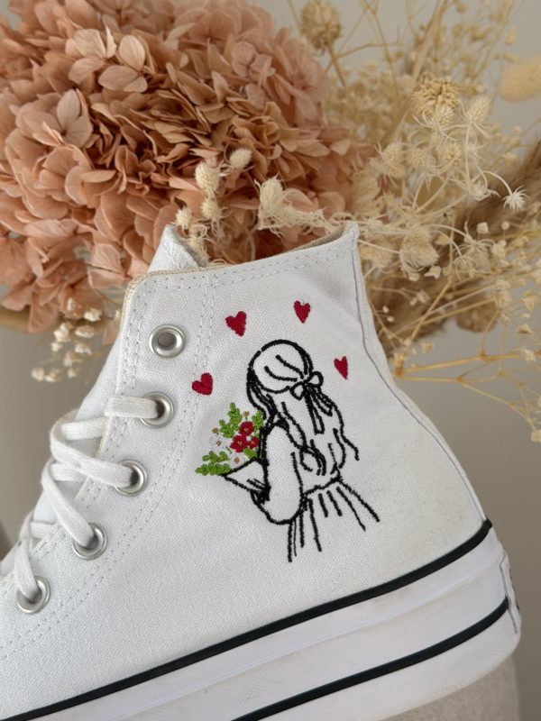 Baskets Personnalisées avec la broderie d'une petite fille avec bouquet de fleurs