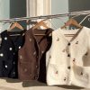 3 gilets berger : écru, marron et noir, personnalisés par broderie